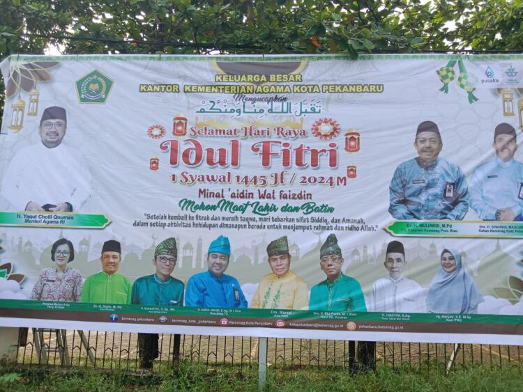 Sambut Hari Raya Idul Fitri 1445 H, Kemenag Kota Pekanbaru Pasang Baliho Ucapan