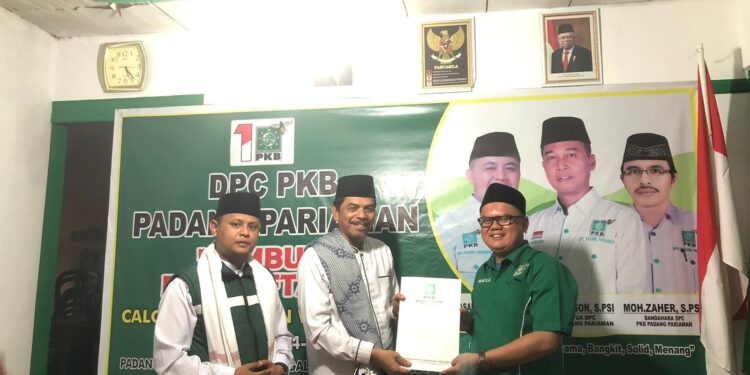 Buya Jotek Balon Pertama Ambil Formulir Pendaftaran Ke DPC PKB Padang Pariaman
