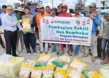 BRKS Ranai Rayakan HUT ke – 58 dengan Bagikan Sembako di Pelabuhan Penagi