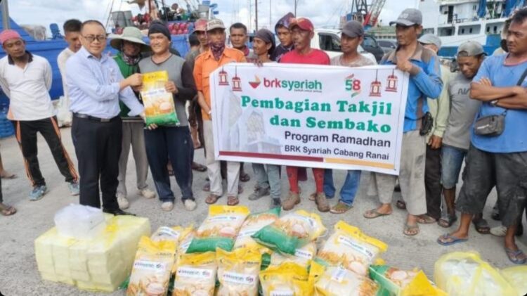 BRKS Ranai Rayakan HUT ke – 58 dengan Bagikan Sembako di Pelabuhan Penagi