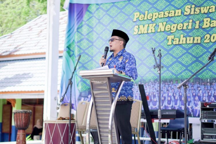 Kadisdik Riau Hadiri Pelepasan Siswa Kelas XII SMKN 1 Bangkinang
