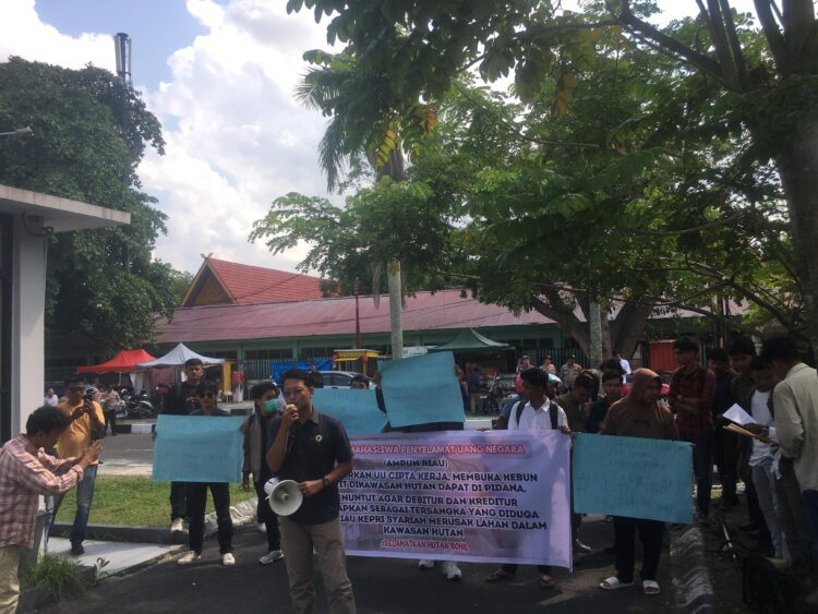 AMPUN Riau Demo Petinggi BRK Syariah Depan Polda Riau, Soal Apa???