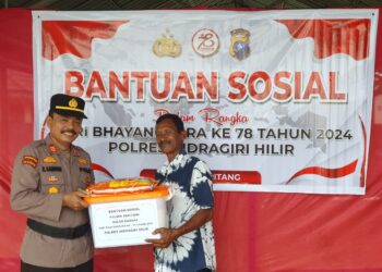 Peduli Sesama Manusia, Kapolsek Keritang Lakukan Bakti Sosial