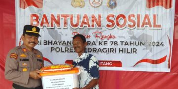 Peduli Sesama Manusia, Kapolsek Keritang Lakukan Bakti Sosial