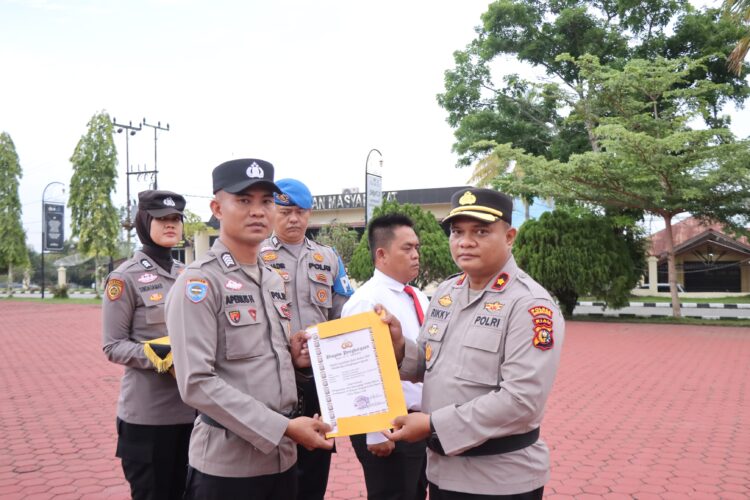Dinilai Berprestasi, Kapolsek Pujud bersama Personel Terima Penghargaan di Upacara Hari Kesadaran Nasional Polres Rohil*