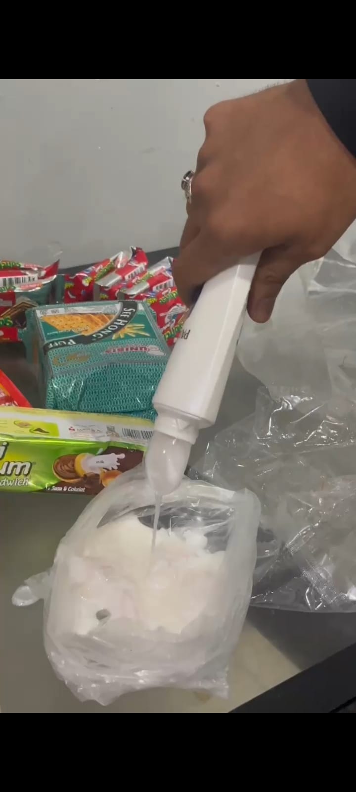 Petugas P2U Rutan Pekanbaru Gagalkan Upaya Penyelundupan Narkotika Terselubung dalam Botol Shampo