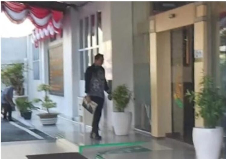 Zulhelmi Arifin Datangi Kejari Pekanbaru Membawa Berkas
