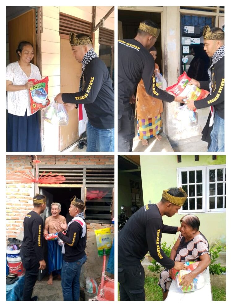 Jumat Berkah di Tampan, Tanjak Bertuah dan Pondok Gurih Alas Daun Salurkan Sembako untuk Warga Sekitar PDAM