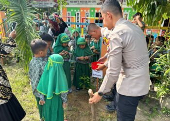 Polisi Go Green, Polsek Siak Hulu Sosialisasi & Tanam Pohon Bersama Anak TK, Kapolsek: Cintai Lingkungan Sejak Dini’!