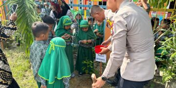 Polisi Go Green, Polsek Siak Hulu Sosialisasi & Tanam Pohon Bersama Anak TK, Kapolsek: Cintai Lingkungan Sejak Dini’!