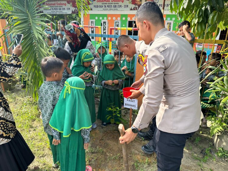 Polisi Go Green, Polsek Siak Hulu Sosialisasi & Tanam Pohon Bersama Anak TK, Kapolsek: Cintai Lingkungan Sejak Dini’!
