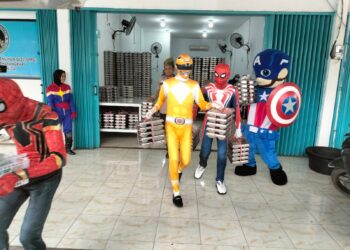 Unik! Polisi Jadi Superhero di SD Kualu,Kapolsek Tambang Kawal Superhero Bagi Makanan Bergizi