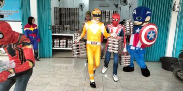 Unik! Polisi Jadi Superhero di SD Kualu,Kapolsek Tambang Kawal Superhero Bagi Makanan Bergizi