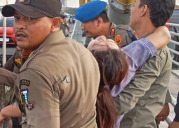 Aksi Heroik Satpol PP Pekanbaru Gagalkan Upaya Bunuh Diri di Jembatan SIAK IV