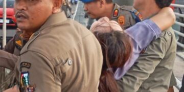 Aksi Heroik Satpol PP Pekanbaru Gagalkan Upaya Bunuh Diri di Jembatan SIAK IV