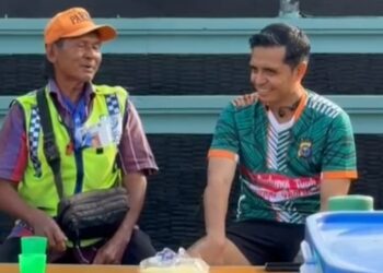 Kapolres Rohul AKBP Emil SaBarMas Bersama Puluhan Warga di Pinggir Jalan
