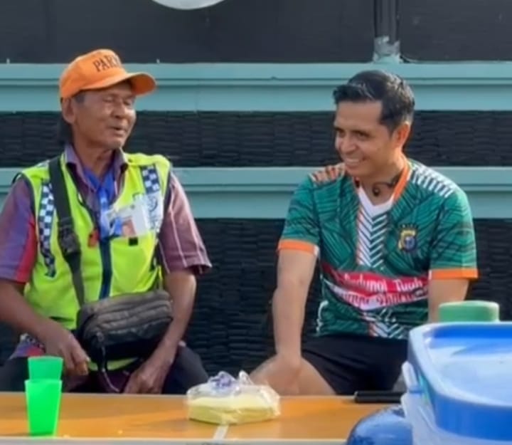 Kapolres Rohul AKBP Emil SaBarMas Bersama Puluhan Warga di Pinggir Jalan