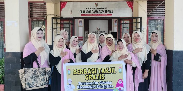 Berbagi di Bulan Suci,Komunitas For Cintaku Senapelan Berbagi Takjil Bersama Camat Senapelan