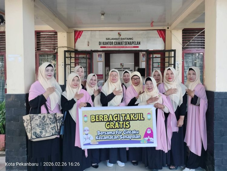 Berbagi di Bulan Suci,Komunitas For Cintaku Senapelan Berbagi Takjil Bersama Camat Senapelan