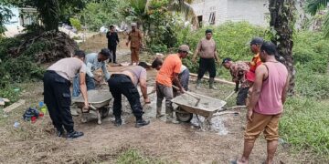 Gotong Royong Polsek Kabun dan Warga, Jembatan Titi Desa Giti Segera Rampung