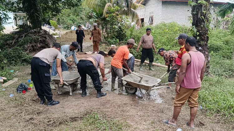Gotong Royong Polsek Kabun dan Warga, Jembatan Titi Desa Giti Segera Rampung