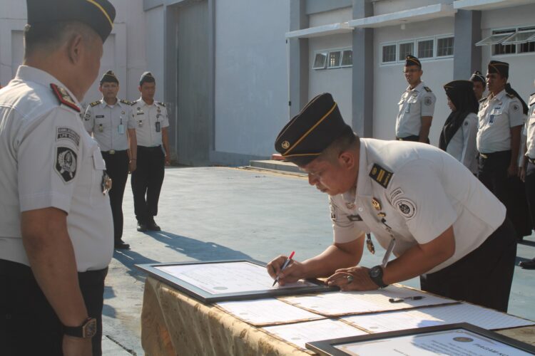 Teguhkan Pembangunan Zona Integritas Lapas Narkotika Rumbai Laksanakan Apel Penandatanganan Komitmen Bersama