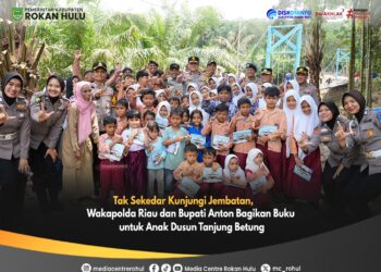 Tak Sekadar Tinjau Jembatan, Wakapolda Riau dan Bupati Anton Bagikan Buku untuk Anak Dusun Tanjung Betung