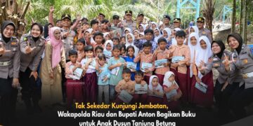 Tak Sekadar Tinjau Jembatan, Wakapolda Riau dan Bupati Anton Bagikan Buku untuk Anak Dusun Tanjung Betung