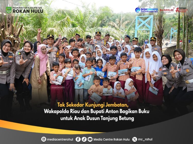 Tak Sekadar Tinjau Jembatan, Wakapolda Riau dan Bupati Anton Bagikan Buku untuk Anak Dusun Tanjung Betung