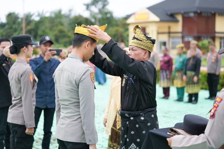 11 ribu Anggota Polda Riau Serentak Menggunakan Tanjak