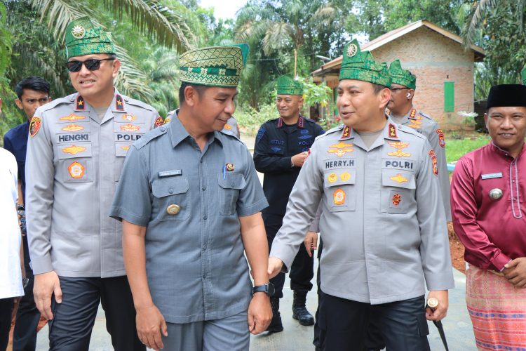 Kapolda Riau Kunjungi Pembangunan Jembatan di Desa Lubuk Agung,