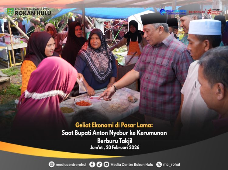 Geliat Ekonomi di Pasar Lama: Saat Bupati Anton Nyebur ke Kerumunan Berburu Takjil