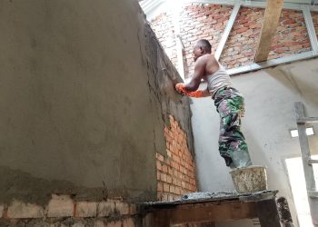 Tetes Keringat Satgas TMMD di Balik Plester Dinding Dalam Rumah Ibu Sarianis