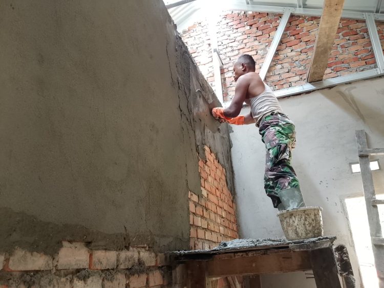 Tetes Keringat Satgas TMMD di Balik Plester Dinding Dalam Rumah Ibu Sarianis