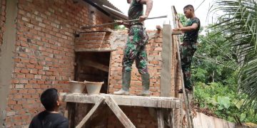 Sentuhan Kepedulian TMMD ke-127, Dak Cor Kamar Mandi Mulai Terpasang di Rumah Ibu Sarianis 