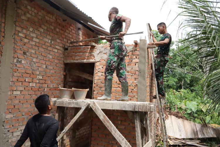 Sentuhan Kepedulian TMMD ke-127, Dak Cor Kamar Mandi Mulai Terpasang di Rumah Ibu Sarianis 