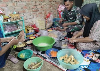 Satgas TMMD Ikut Masak Bersama Ibu Asuh, Ramadan Penuh Keakraban