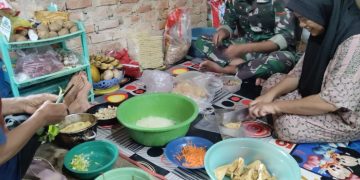 Satgas TMMD Ikut Masak Bersama Ibu Asuh, Ramadan Penuh Keakraban