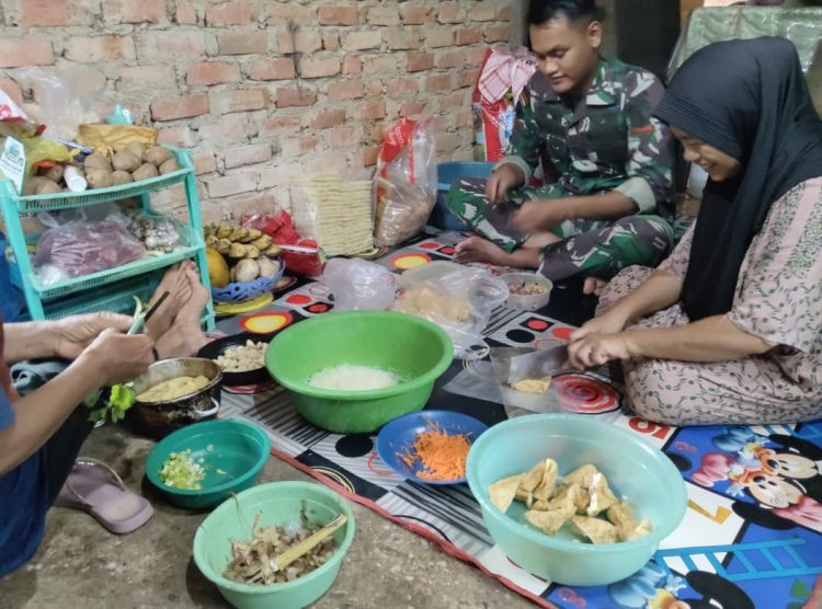 Satgas TMMD Ikut Masak Bersama Ibu Asuh, Ramadan Penuh Keakraban