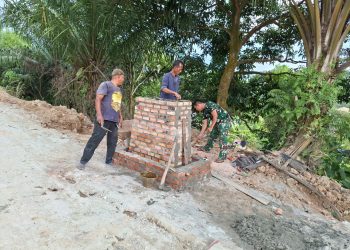 Kebersamaan TNI–Warga Mengalir di Tenayan Raya, Tugu TMMD Mulai Dibangun