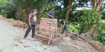 Kebersamaan TNI–Warga Mengalir di Tenayan Raya, Tugu TMMD Mulai Dibangun