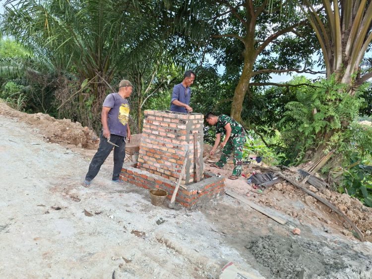 Kebersamaan TNI–Warga Mengalir di Tenayan Raya, Tugu TMMD Mulai Dibangun
