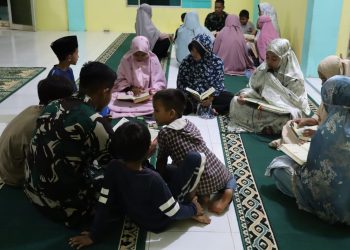 Satgas TMMD Kodim 0301/Pekanbaru Ajak Remaja Masjid Hidupkan Malam Ramadhan dengan Tadarus
