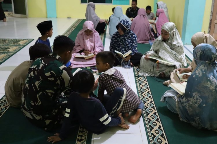 Satgas TMMD Kodim 0301/Pekanbaru Ajak Remaja Masjid Hidupkan Malam Ramadhan dengan Tadarus