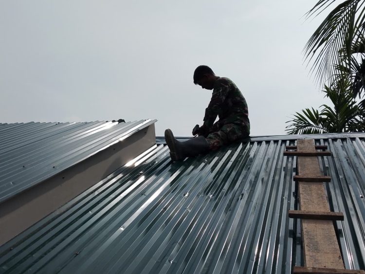 Di Tengah Ramadhan, Satgas TMMD Bangun Harapan Lewat Perabung Atap Rumah Warga