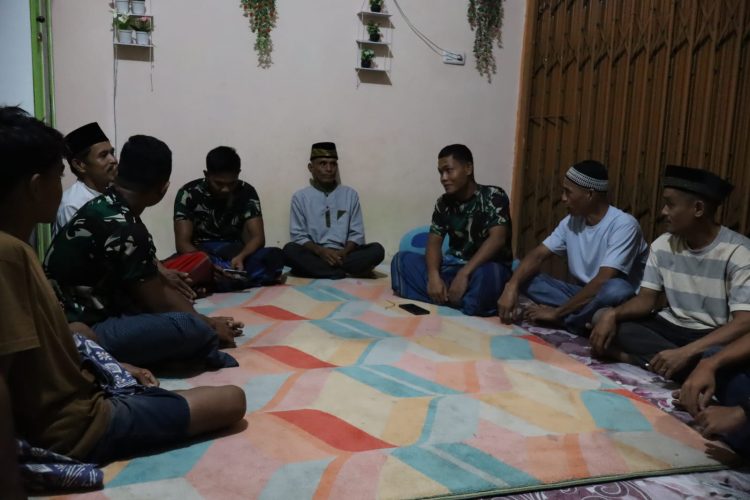 Kehangatan Komsos Satgas TMMD di Tuah Negeri, Perkuat Kamtibmas Selama Ramadhan