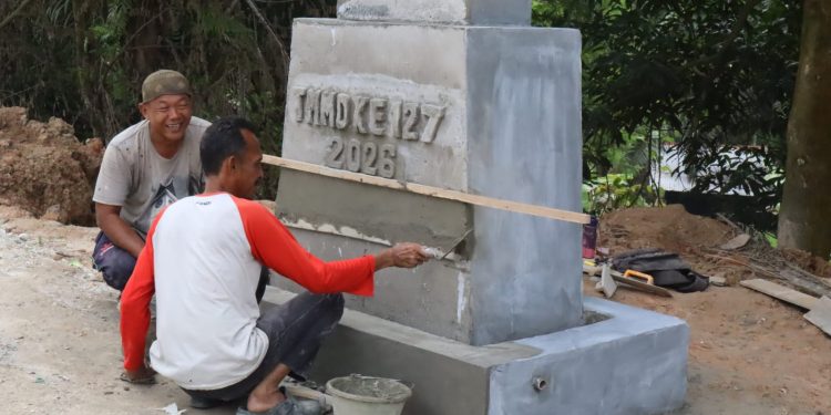 Dari Semen ke Kenangan: Tulisan TMMD ke-127 Mulai Terpahat di Tugu