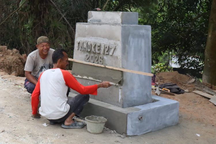 Dari Semen ke Kenangan: Tulisan TMMD ke-127 Mulai Terpahat di Tugu