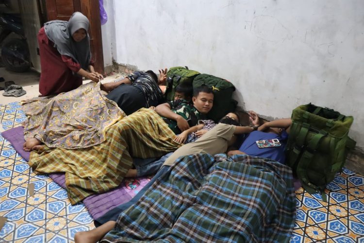Rumah Ibu Imayenis Jadi Rumah Kedua, Kehangatan Satgas TMMD Kodim 0301/Pekanbaru Terasa Nyata