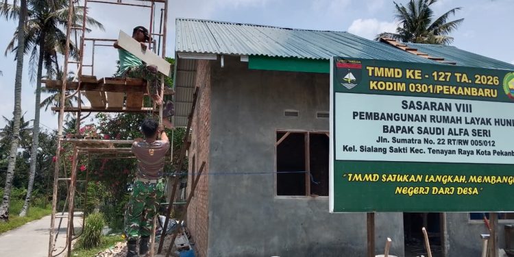 Satgas TMMD ke-127 Kodim 0301/Pekanbaru Pasang Resplang RTLH Saudi Alfa Seri